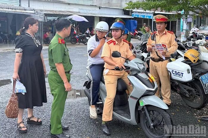 Đội hình “xe ôm 0 đồng” của Công an tỉnh Cà Mau hỗ trợ em Nguyễn Tường Vi, học sinh Trường trung học phổ thông Cái Đôi Vàm đến điểm thi an toàn, đúng giờ.