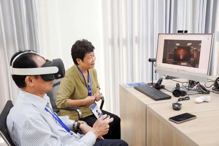 Các chuyên gia kiểm định trải nghiệm không gian số tại Phòng thực hành ngành Bảo tàng học và Thông tin thư viện - Trường đại học Văn hóa Hà Nội.
