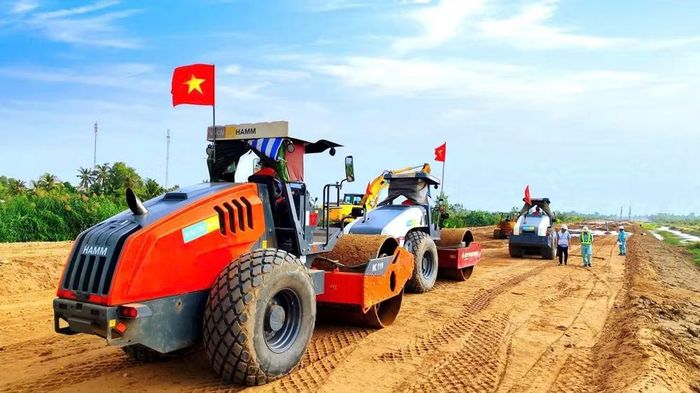 Hàng loạt công trình hạ tầng giao thông trọng điểm quốc gia được đầu tư xây dựng, góp phần kiến tạo động lực để vùng Đồng bằng sông Cửu Long cất cánh. Trong ảnh: Thi công cao tốc trục ngang Châu Đốc - Trần Đề. Ảnh: Phương Bằng
