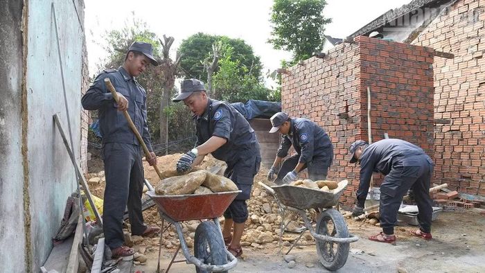 Cán bộ, nhân viên Chi đội Kiểm ngư số 3 tích cực tham gia xây dựng công trình nhà vệ sinh cho đồng bào dân tộc Cor.