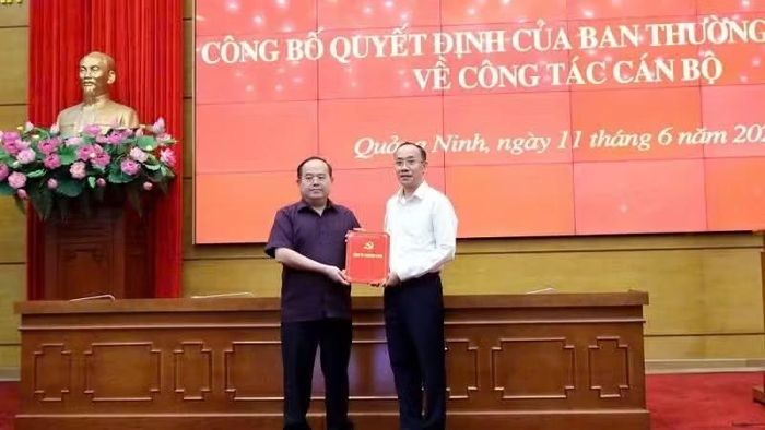 Đồng chí Quản Minh Cường trao quyết định điều động, phân công và bổ nhiệm đồng chí Dương Mạnh Cường, Ủy viên Ban Thường vụ Tỉnh ủy, Chánh Văn phòng Tỉnh ủy giữ chức vụ Trưởng ban Nội chính Tỉnh ủy.
