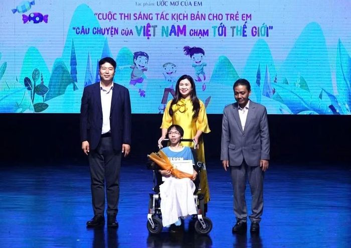 Thanh Thanh nhận Giải nhất cuộc thi sáng tác kịch bản cho trẻ em với chủ đề Câu chuyện của Việt Nam chạm tới thế giới, năm 2024. Ảnh: Anh Hoàng
