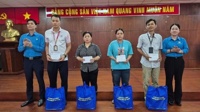 Đại diện Tổng Liên đoàn Lao động Việt Nam và Liên đoàn Lao động Thành phố Hồ Chí Minh trao các phần quà từ Đại hội XIV Công đoàn Việt Nam đến công nhân bị bệnh hiểm nghèo.