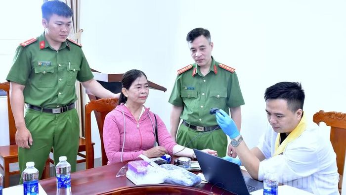 Cán bộ Phòng Cảnh sát quản lý hành chính về trật tự xã hội Công an tỉnh Cà Mau phối hợp thu nhận mẫu ADN thân nhân liệt sĩ.