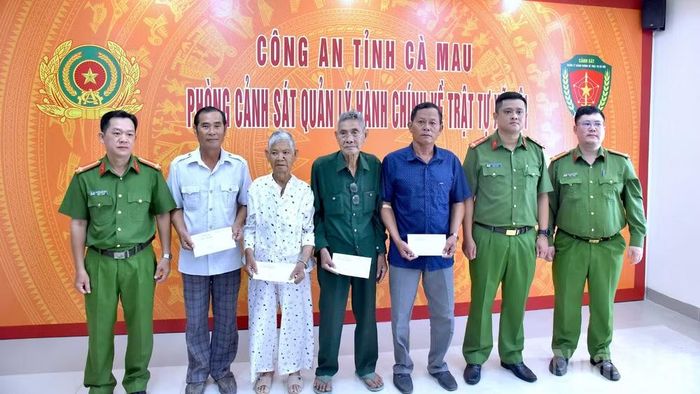 Công an tỉnh Cà Mau tặng quà cho các thân nhân liệt sĩ chưa xác định được danh tính tại một buổi thu nhận mẫu ADN.
