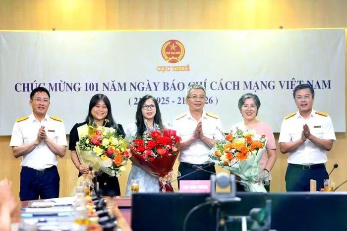 Tập thể lãnh đạo Cục Thuế tặng những bó hoa tươi thắm gửi đến đại diện các nhà báo chúc mừng Ngày Báo chí Cách mạng Việt Nam.