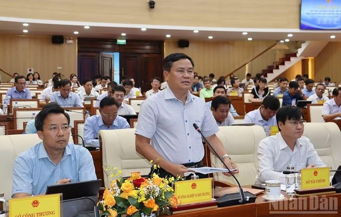 Giám đốc Sở Nông nghiệp và Môi trường tỉnh Quảng Ngãi Hồ Trọng Phương giải đáp các kiến nghị liên quan lĩnh vực đất đai mà doanh nghiệp và nhà đầu tư nêu tại hội nghị đối thoại.