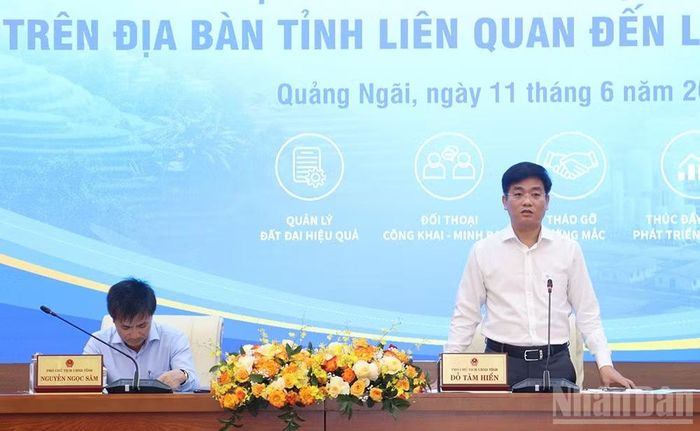 Các đồng chí Phó Chủ tịch Ủy ban nhân dân tỉnh Quảng Ngãi: Đỗ Tâm Hiển và Nguyễn Ngọc Sâm chủ trì hội nghị.