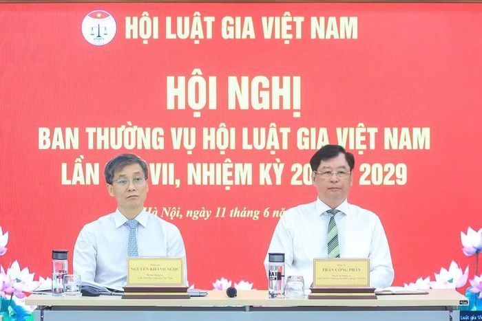 Các đại biểu lắng nghe những khó khăn còn vướng mắc tại chi hội ở địa phương.