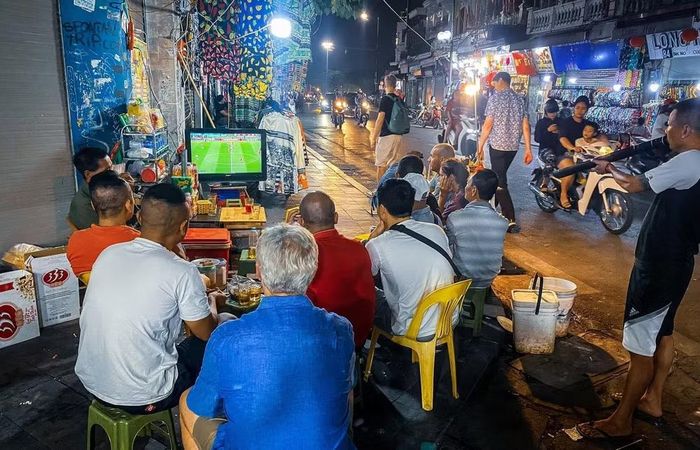 Người Hà Nội xem World Cup 2022 trên phố Hàng Ngang, Hàng Đào. Ảnh: Thành Đạt