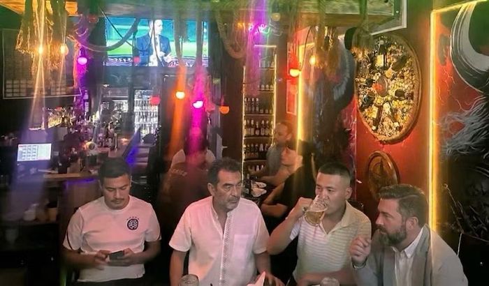 Cảm giác hân hoan khi có người đồng hành lúc nửa đêm vẫn sẽ là rung động không thay đổi mỗi mùa World Cup. Ảnh: Viking Beer