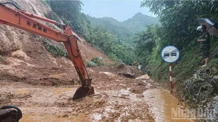 Ảnh minh họa: Khu Quản lý đường bộ II (Cục Đường bộ Việt Nam) khắc phục hậu quả mưa lớn cuối tháng 10/2025.
