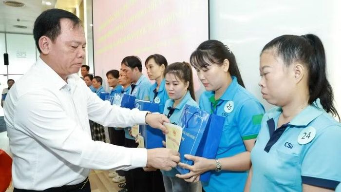 Phó Bí thư Thành ủy Đồng Nai Võ Tấn Đức tặng quà cho công nhân.