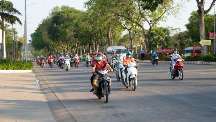 Công nhân sau giờ tan ca tại Khu công nghiệp Amata.