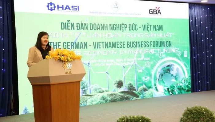 Bà Cao Thị Phi Vân, Phó Giám đốc Trung tâm Xúc tiến Thương mại và Đầu tư Thành phố Hồ Chí Minh phát biểu tại diễn đàn.