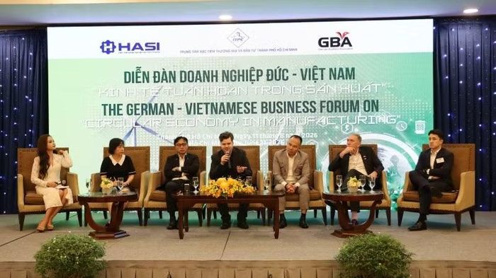 Các chuyên gia tham gia phiên thảo luận tại diễn đàn.