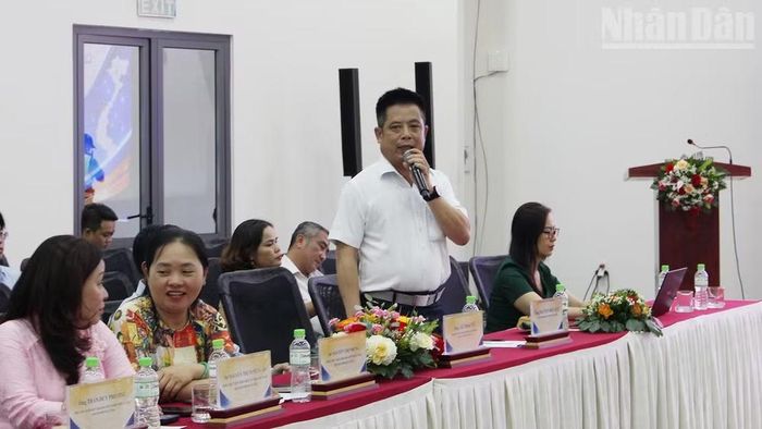Đại diện các doanh nghiệp, hợp tác xã trao đổi, đối thoại với lãnh đạo thành phố.