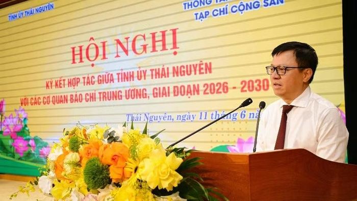 Đồng chí Lê Quốc Minh, Ủy viên Trung ương Đảng, Tổng Biên tập Báo Nhân Dân, Phó Trưởng ban Tuyên giáo và Dân vận Trung ương, Chủ tịch Hội Nhà báo Việt Nam phát biểu tại hội nghị. (Ảnh: BẢO LONG)