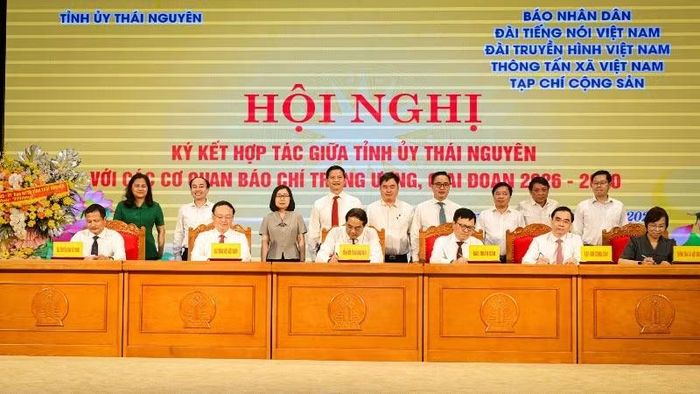 Tỉnh ủy Thái Nguyên và lãnh đạo các cơ quan thông tấn, báo chí Trung ương ký kết chương trình phối hợp. (Ảnh: BẢO LONG)
