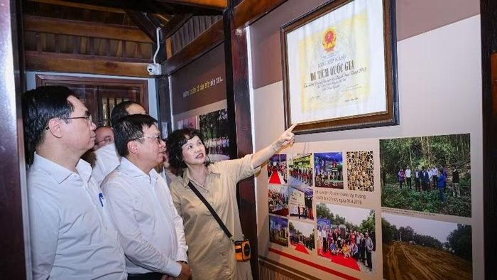 Các đại biểu thăm di tích quốc gia Trường dạy làm báo Huỳnh Thúc Kháng tại xã Đại Phúc. (Ảnh: BẢO LONG)