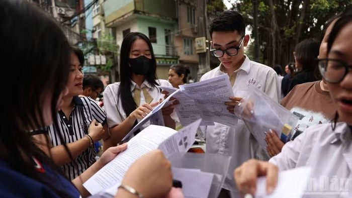 Thí sinh ra khỏi điểm thi sau khi hoàn thành bài thi môn Toán tại kỳ thi tốt nghiệp THPT năm 2026 (Ảnh: ĐẠI THẮNG)