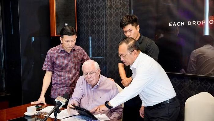 Thiếu tướng Nguyễn Thành Trung (áo trắng), Chính ủy Bộ Tư lệnh Thành phố Hồ Chí Minh gặp gỡ trao đổi cùng ông Robert Ambrose Connor, cựu binh Hoa Kỳ. (Ảnh: TUẤN TÀI)