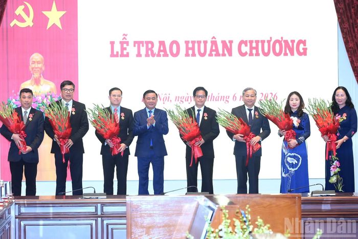 Thường trực Ban Bí thư Trần Cẩm Tú trao Huân chương Lao động hạng Ba tặng các đồng chí thuộc Ban Chỉ đạo Cải cách tư pháp Trung ương.