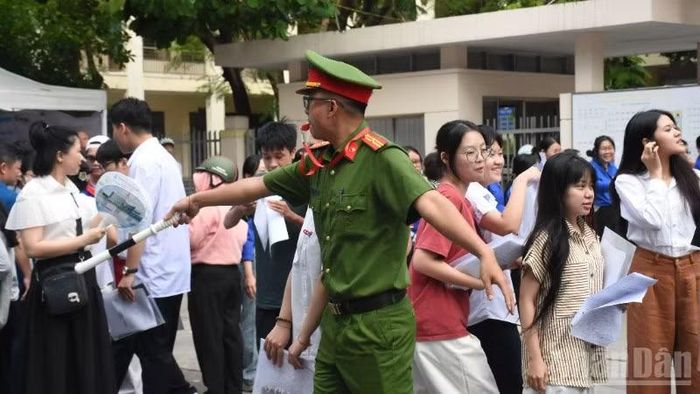 Lực lượng công an trực, phân luồng giao thông tại các điểm thi. (Ảnh: ANH ĐÀO)