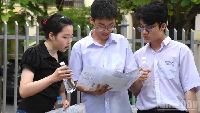 Các thí sinh trao đổi về đề thi môn Toán sau kết thúc buổi thi. (Ảnh: ANH ĐÀO)