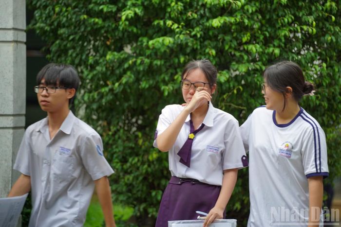 Trái với sự phấn khởi của nhiều bạn cùng trang lứa, một số thí sinh tỏ ra trầm ngâm sau khi rời phòng thi vì chưa hoàn thành bài làm như mong muốn.