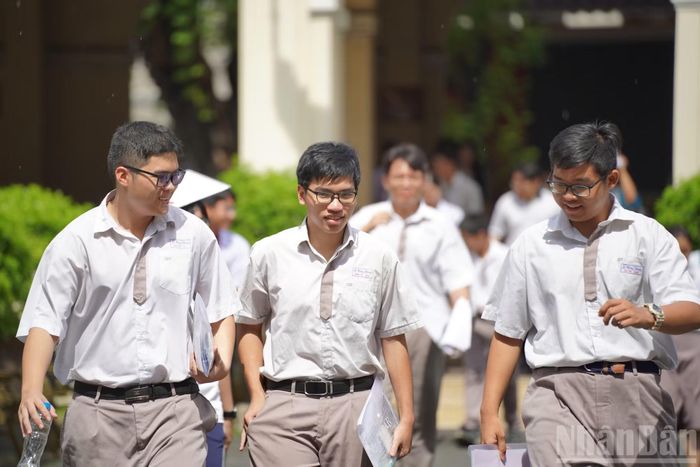 Các thí sinh dự thi tại điểm thi Trường trung học phổ thông chuyên Lê Hồng Phong.