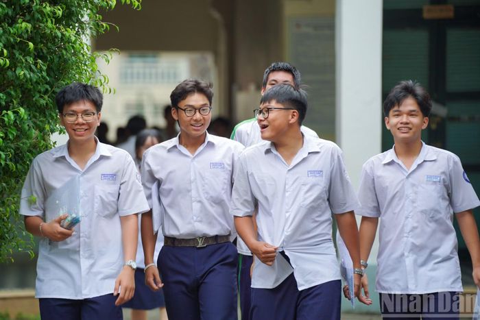 Không khí tại điểm thi Trường trung học phổ thông Lê Quý Đôn, phường Xuân Hòa, Thành phố Hồ Chí Minh trở nên nhộn nhịp trong chiều nay khi các thí sinh hoàn thành bài thi môn Toán và lần lượt rời khỏi phòng thi.