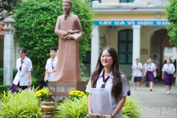 Bạn Thảo Anh chia sẻ rằng đề thi năm nay khá vừa sức, bám sát chương trình học và phù hợp với năng lực của đa số thí sinh. Em tự tin với bài làm của mình và kỳ vọng sẽ đạt kết quả tốt.