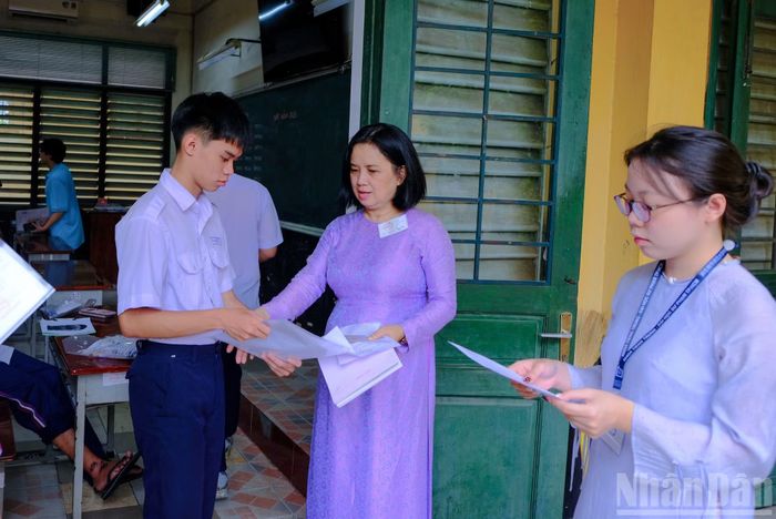 Thí sinh có mặt từ sớm tại điểm thi Trường trung học phổ thông Trưng Vương để tham dự môn Toán của Kỳ thi tốt nghiệp Trung học phổ thông năm 2026.