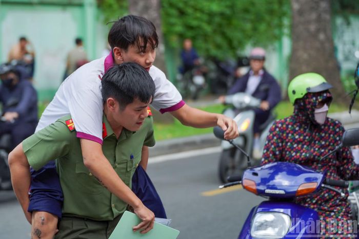 Các phụ huynh vội vã đưa thí sinh đến điểm thi.