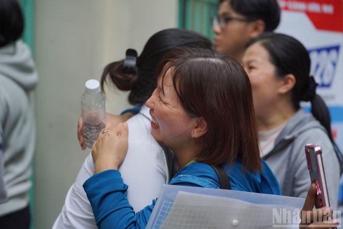 Kết thúc bài thi môn Toán chiều nay, nhiều thí sinh tại điểm thi Trường trung học phổ thông Lê Quý Đôn, rời phòng thi với tâm trạng phấn khởi khi hoàn thành tốt bài làm.