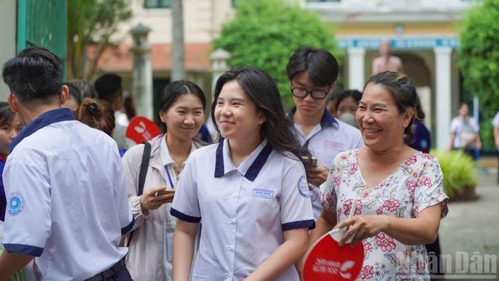 Thí sinh rạng rỡ hoàn thành bài thi môn Toán kỳ thi tốt nghiệp Trung học phổ thông 2026.