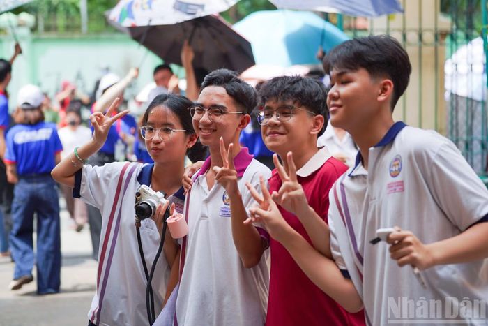 Không khí tại điểm Trường trung học phổ thông Trưng Vương, phường Sài Gòn trước giờ vào thi môn Toán trở nên hối hả hơn.
