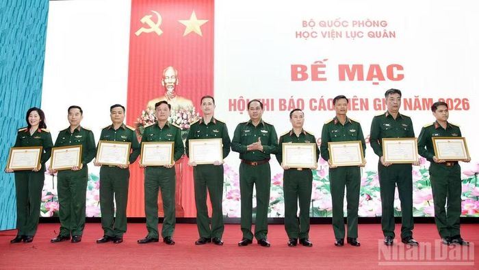 Lãnh đạo Học viện Lục quân trao thưởng các báo cáo viên đạt giải tại hội thi.