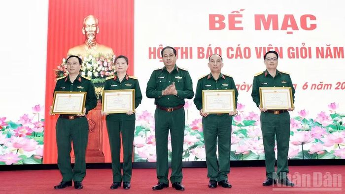 Thiếu tướng Nguyễn Thanh Phong trao thưởng các báo cáo viên đạt giải nhất hội thi.