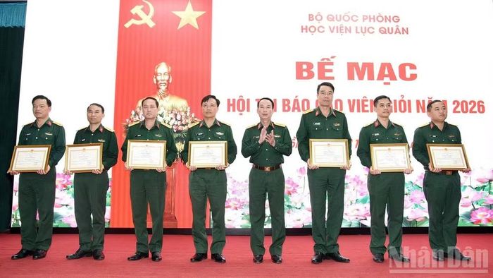 Học viện Lục quân khen thưởng các báo cáo viên đạt giải tại hội thi.