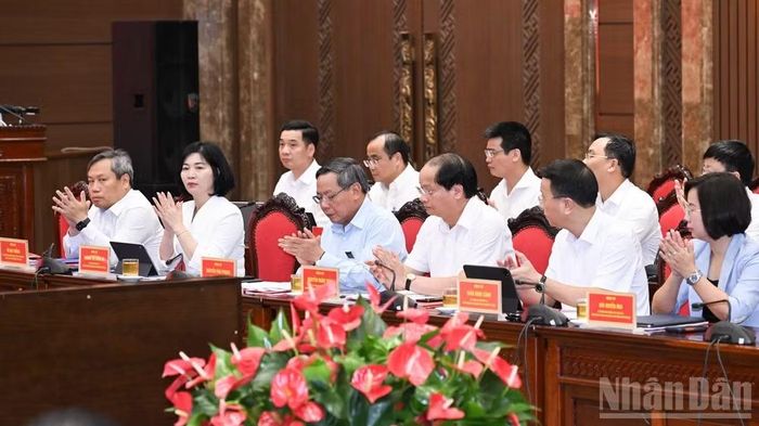 Các đồng chí trong Ban Thường vụ Thành ủy Hà Nội tham dự cuộc làm việc. (Ảnh: Trần Hải)