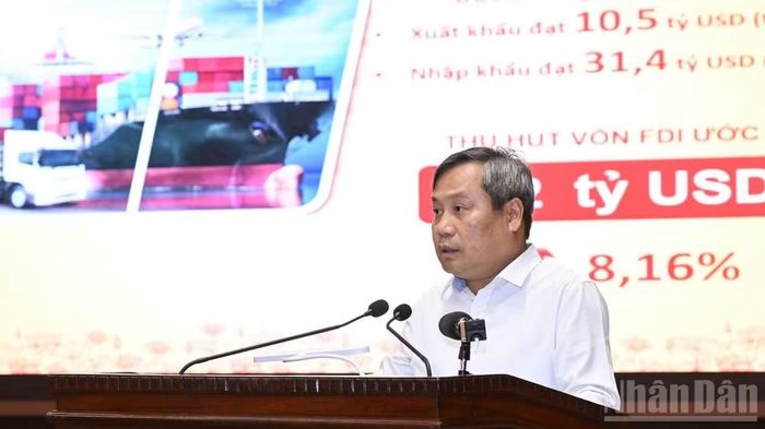 Chủ tịch Ủy ban nhân dân thành phố Hà Nội Vũ Đại Thắng báo cáo Thủ tướng Chính phủ tại cuộc làm việc. (Ảnh: Trần Hải)