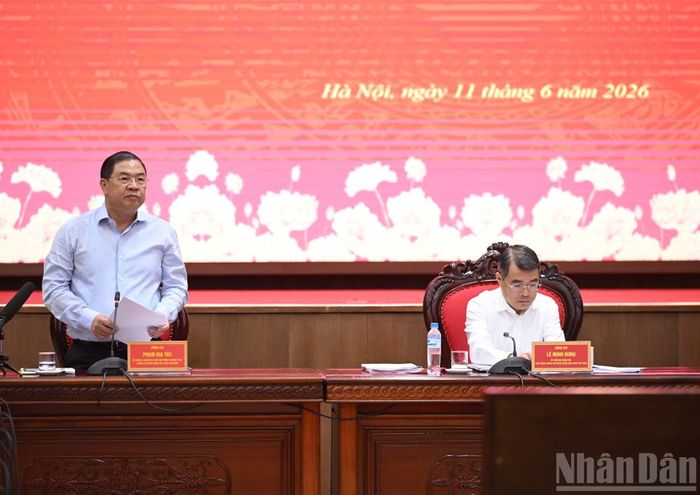 Phó Thủ tướng Thường trực Phạm Gia Túc phát biểu tại cuộc làm việc.
