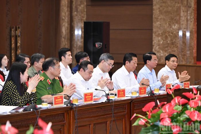 Đại diện lãnh đạo các ban, bộ, ngành của Chính phủ dự cuộc làm việc.