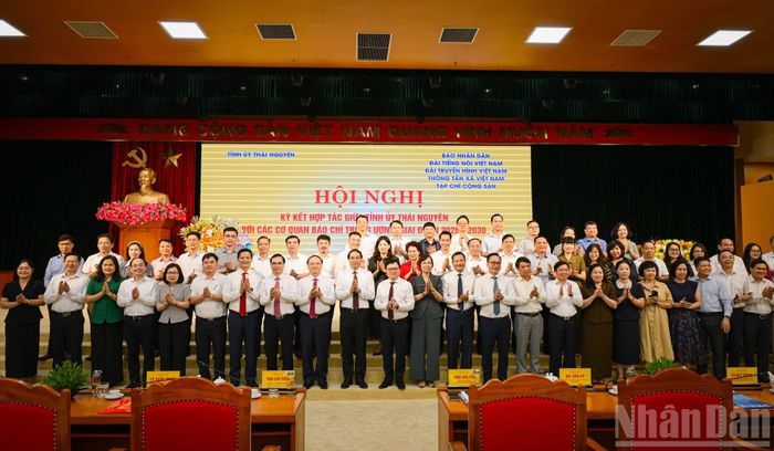 Các đồng chí lãnh đạo và đại biểu chụp ảnh lưu niệm tại hội nghị.
