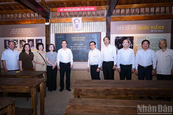 Các đồng chí lãnh đạo và các đại biểu tại lớp học trong Trường dạy làm báo Huỳnh Thúc Kháng.