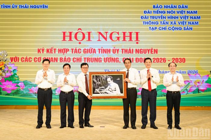 Tỉnh ủy Thái Nguyên trao tặng Báo Nhân Dân bức ảnh Bác Hồ làm việc tại ATK Định Hóa, Thái Nguyên.