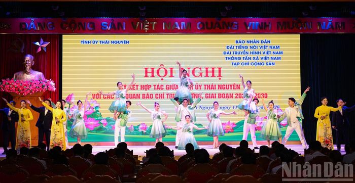 Tiết mục văn nghệ chào mừng mở màn hội nghị.