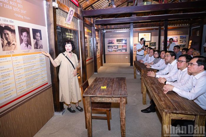 Trường dạy làm báo Huỳnh Thúc Kháng do Chủ tịch Hồ Chí Minh sáng lập, đặt tên và chỉ thị cho Tổng bộ Việt Minh tổ chức thực hiện. Ban Giám đốc Trường được chỉ định thành lập gồm 5 người, trong đó ông Đỗ Đức Dục, Phó Bí thư Tổng bộ Việt Minh làm Giám đốc; ông Xuân Thủy làm Phó Giám đốc...